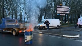 A Abbeville, des commerçants et artisans bloquent un rond-point pour protester contre la réforme
