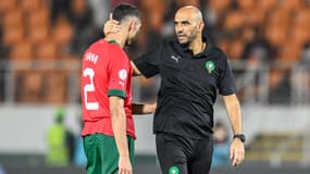 Achraf Hakimi et Walid Regragui après l'élimination du Maroc par l'Afrique du Sud, le 29 janvier 2024 à la CAN