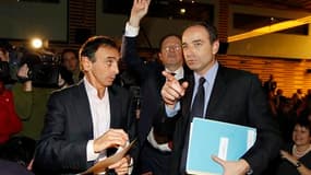 Eric Zemmour (à gauche) s'entretient avec le secrétaire général de l'UMP Jean-François Copé. Le chroniqueur récemment condamné pour provocation à la discrimination ou la haine raciale, a été accueilli en vedette mercredi lors d'un colloque UMP sur le "tro