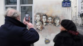 Une fresque représentant Bernard Maris, Wolinski, Tignous, Charb et Cabu peinte sur un mur près des anciens locaux de Charlie Hebdo à Paris, le 7 janvier 2018.