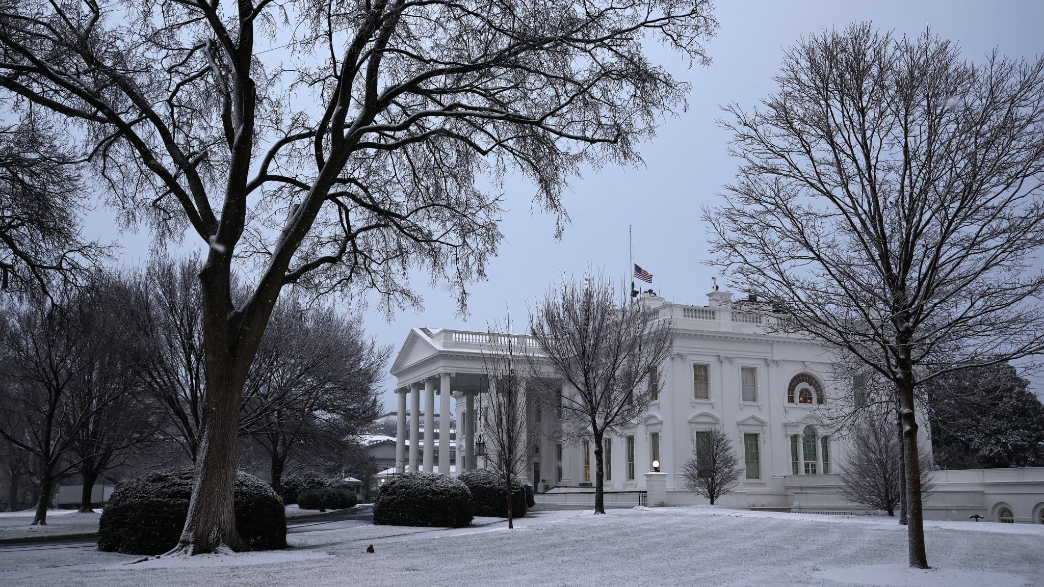 La neige recouvre la pelouse nord de la Maison Blanche la veille de l'investiture du président élu Donald Trump, le 19 janvier 2025 à Washington, DC. (Photo d'illustration)