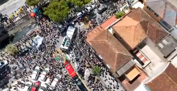 La foule dans les rues de Santos au passage du cercueil de Pelé, le 3 janvier 2023