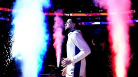 Le meneur australien des Sixers Ben Simmons appelé sur le parquet avant  leur match contre les Bucks de Milwaukee29 décembre 2019 à Philadelphie