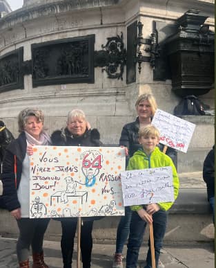 Delphine (à droite), infirmière de 43 ans, présente le 11 février 2023 à Paris lors de la 4ème journée de lutte contre la réforme des retraites