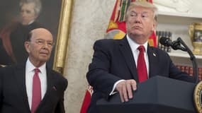 Le président américain Donald Trump, accompagné du secrétaire au Commerce Wilbur Ross.