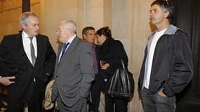 Philippe Dehapiot (à gauche) et Antoine Sollacaro, deux des avocats d'Yvan Colonna, au palais de justice de Paris. La défense de l'homme jugé pour la troisième fois pour l'assassinat du préfet de Corse Claude Erignac en 1998 a demandé vendredi une reconst