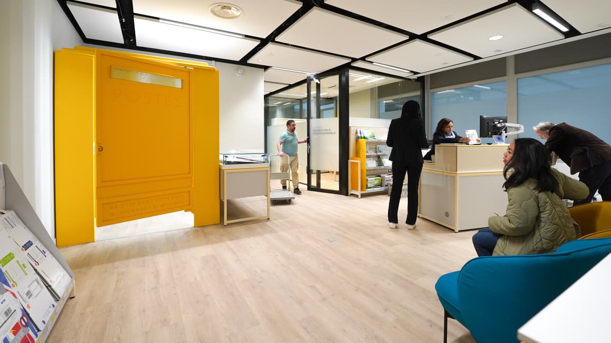 Des bureaux de Poste ouvrent des cabines d’essayage pour que les clients testent leurs commandes en ligne.