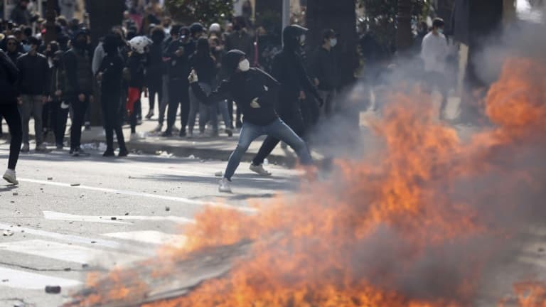 Des lycéens lancent des pierres aux gendarmes lors d'affrontements à la suite d'une marche de protestation pour soutenir la famille d'Yvan Colonna, le 8 mars 2022 à Ajaccio, en Corse