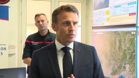 Emmanuel Macron lors d'une réunion de crise liée aux incendies le 15 juillet 2022