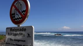 La plage de Saint-Leu de La Réunion, où la baignade est interdite, a été le théâtre de plusieurs attaques par des requins depuis quelques années