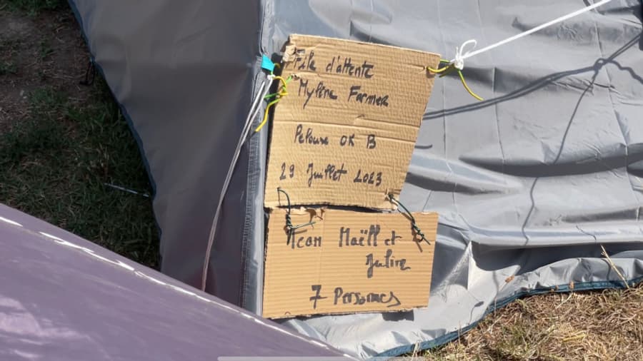 Les fans de Mylène Farmer ont mis des messages sur leurs tentes, alors qu'ils campent devant l'Allianz Riviera de Nice, onze jours avant son concert Les fans de Mylène Farmer ont mis des messages sur leurs tentes, alors qu'ils campent devant l'Allianz Riviera de Nice, onze jours avant son concert