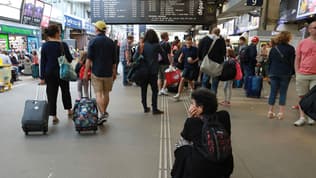 Image d'illustration - Des voyageurs attendent leur train le 30 juillet 2017 à la gare Montparnasse, à Paris, après une panne