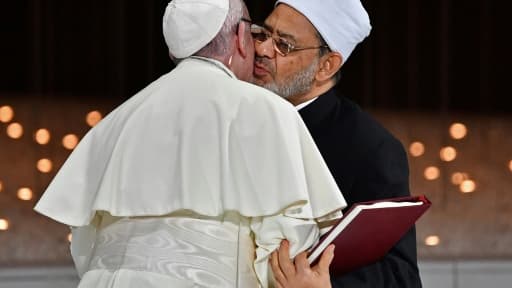 Le pape François et le grand imam d'Al-Azhar, le cheikh Ahmed al-Tayeb, se donnant l'accolade le 4 février à Abou Dhabi