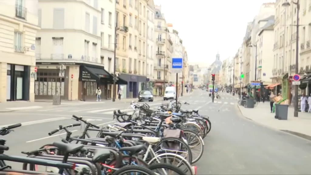 La rue Saint-Antoine dans le 4e arrondissement de Paris. La rue Saint-Antoine dans le 4e arrondissement de Paris.