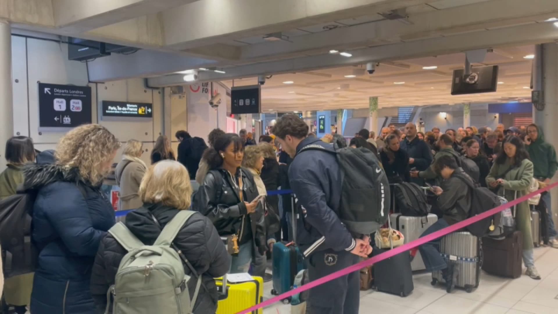 Des voyageurs en attente de leurs trains à la gare du Nord, à Paris le 7 mars 2025 après la découverte d'une bombe de la Seconde Guerre mondiale à proximité. Des voyageurs en attente de leurs trains à la gare du Nord, à Paris le 7 mars 2025 après la découverte d'une bombe de la Seconde Guerre mondiale à proximité.