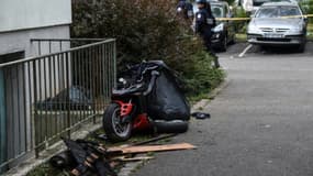 L'épave d'un scooter près d'un immeuble incendié à Mulhouse le 2 octobre 2017