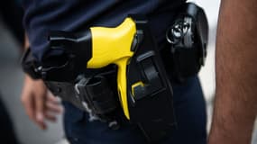 Un Taser, pistolet à impulsion électrique, à la ceinture d'un policier, le 12 juin 2020 à Marseille (photo d'illustration).