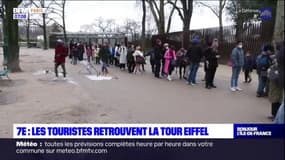 Paris: les touristes retrouvent la tour Eiffel