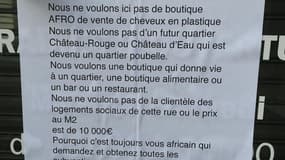 Anne-Marie Mendy, la gérante de Colorful Black, dans le 2e arrondissement de Paris, a relayé mercredi sur les réseaux sociaux la photo d'une affiche retrouvée placardée sur la devanture.