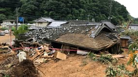 Vue générale d'une maison effondrée après un glissement de terrain provoqué par des pluies torrentielles à Ashikita, dans la préfecture de Kumamoto le 5 juillet 2020

