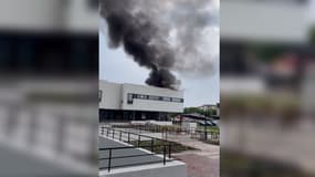 Un feu s'est déclaré sur le toit de l'hôpital Henri Mondor à Créteil.
