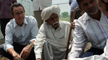 Sur cette photo, datant de 2010, le directeur de Carrefour Inde (à l'extrême gauche), Yannick Douville, iavec des fermiers locaux.