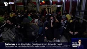 Les images de l'occupation jusqu'à tard cette nuit de militants écologistes dans le centre commercial "Italie 2" à Paris