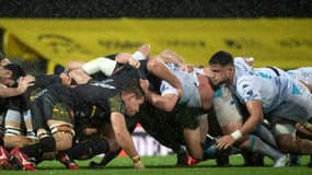 Le pack de Montpellier (à droite) lors d'une mêlée contre celui de La Rochelle en Top 14 au stade Marcel-Deflandre, le 27 septembre 2020  
