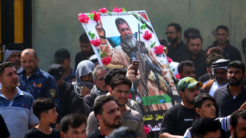 Des Irakiens portent le portrait d'Abou Tahsine, combattant irakien, lors de ses funérailles à Basra le 30 septembre 2017.
