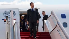 François Hollande a entamé jeudi une visite d'Etat en Chine dont le but est de poser en deux jours, une durée parfois jugée trop courte, les bases d'un rééquilibrage des échanges avec un pays qui pèse 40% du déficit commercial français.