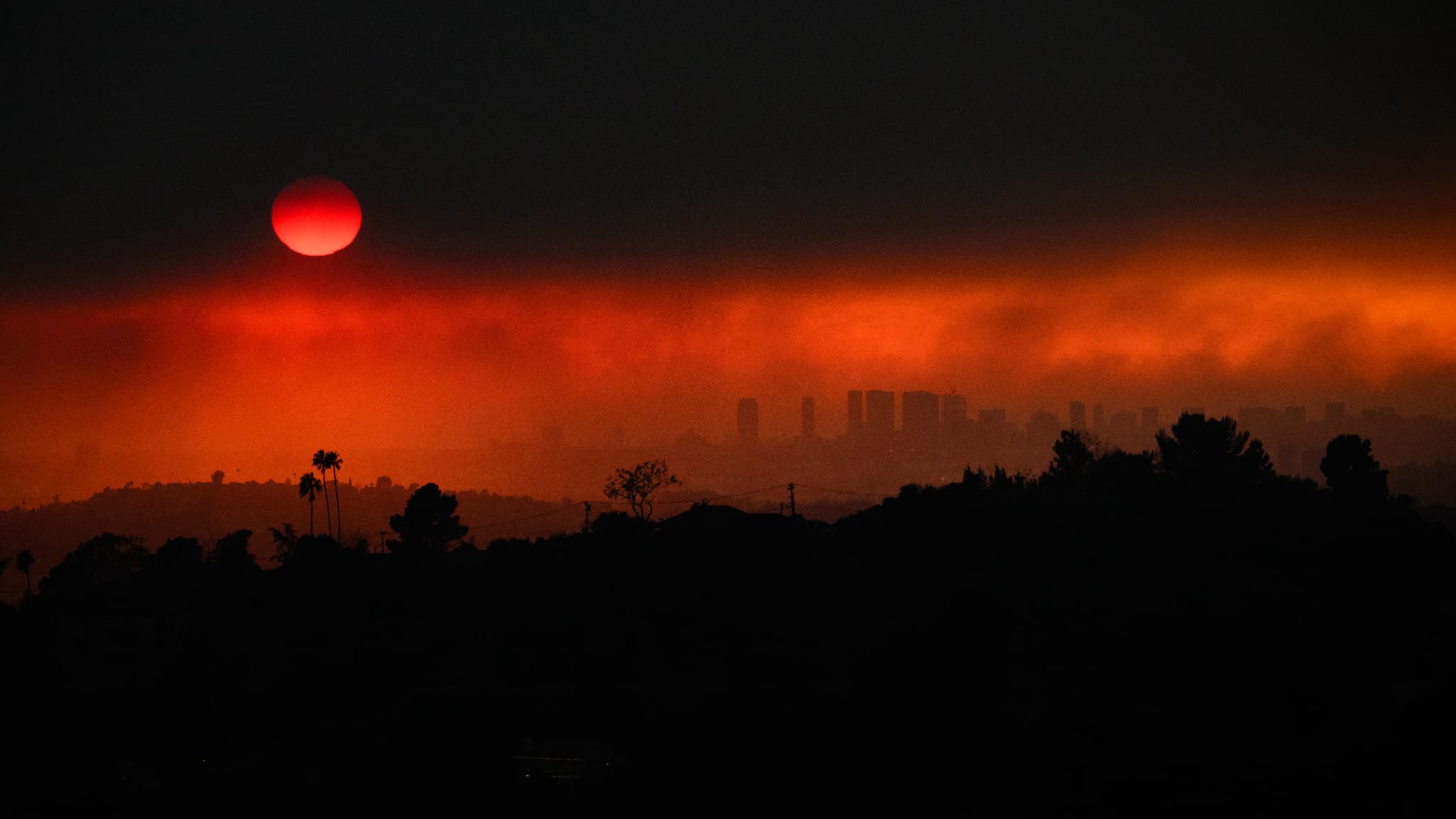 Crépuscule apocalyptique dans le ciel de Los Angeles, le 8 janvier 2025, alors que des feux ravagent les alentours. 