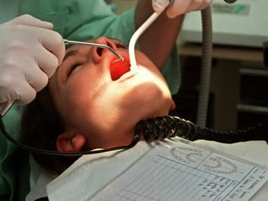 Deux centres de santé dentaires du Rhône ont été déconventionnés pour une durée d'un an par l'Assurance Maladie en raison d'activités frauduleuses. 