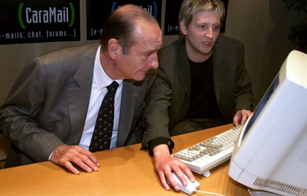 Jacques Chirac dans les locaux de Caramail, le 13 mars 2002 Jacques Chirac dans les locaux de Caramail, le 13 mars 2002