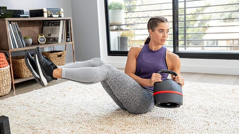 Femme faisant du sport chez elle