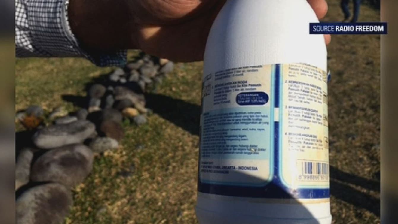 Une bouteille comportant des inscriptions en malaisien retrouvée près du débris d'avion. Une bouteille comportant des inscriptions en malaisien retrouvée près du débris d'avion.