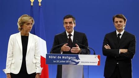 Valérie Pécresse, aux côtés du Premier ministre François Fillon et du ministre de l'Economie François Baroin. La ministre du Budget a estimé que les socialistes commettraient "une erreur historique" s'ils ne votaient pas la "règle d'or" constitutionnelle