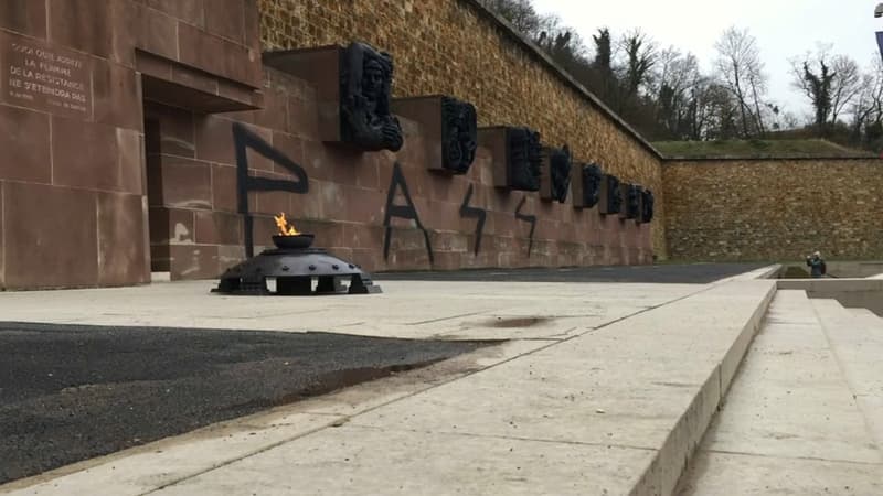 Le tag "Anti-pass" a été inscrit sur le Mont-Valérien.