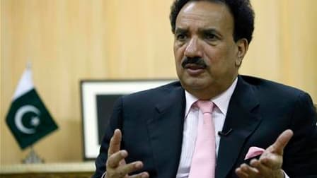 Les autorités pakistanaises ayant suspendu l'accès au réseau social Facebook pour faire barrage à des dessins "blasphématoires" du prophète Mahomet, le ministre de l'Intérieur, Rehman Malik, a trouvé un nouveau moyen d'être en contact avec ses fans: le si