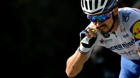 Julian Alaphilippe prend un gel énergétique sur le Tour de France