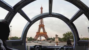 Du Trocadéro, à Bruxelles en passant par Times Square, découvrez toutes les merveilles de notre Planète Bleue dans le poste de pilotage d'un des trois vaisseaux phares de Star Wars !