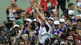 Aimé Jacquet soulève la Coupe du monde 
