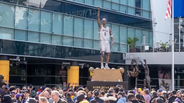 La statue de Kobe Bryant à côté de la Crypto.com Arena, le 9 février 2024.