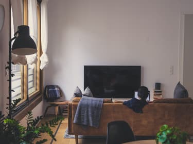Avec 695 euros, il est par exemple possible de louer un petit studio à Paris, un deux-pièces à Lyon et à Bordeaux selon LocService.