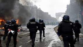 101 personnes ont été placées en garde à vue à l'issue des violences constatées sur les Champs-Elysées. 