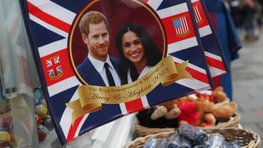 Des goodies à l'effigie de Harry et Meghan, avant leur mariage, le 19 mai 2018.