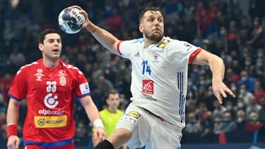 Le Français Kentin Mahé (maillot blanc) en pleine action lors du match de l'Euro-2022 de handball entre la France et la Serbie lundi 17 janvier 2022 à Szeged, en Hongrie