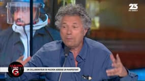 "Un homme qui n’est pas policier frappe un manifestant, on vit en pleine république bananière !"