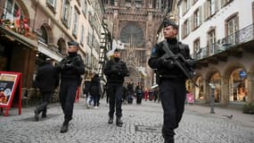 Une patrouille de police sur le marché de Noël de Strasbourg, dans le Bas-Rhin, le 14 décembre 2018, quelques jours après l'attentat qui avait fait cinq morts