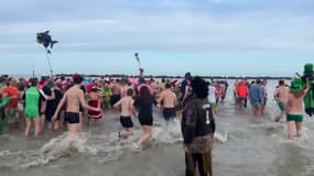 Les participants du bain des givrés le lundi 1er janvier 2024 à Dunkerque (Nord).