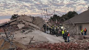 Les secours sud-africains en pleine opération de sauvetage sur les décombres d'un immeuble effondré à George, le 7 mai 2024
